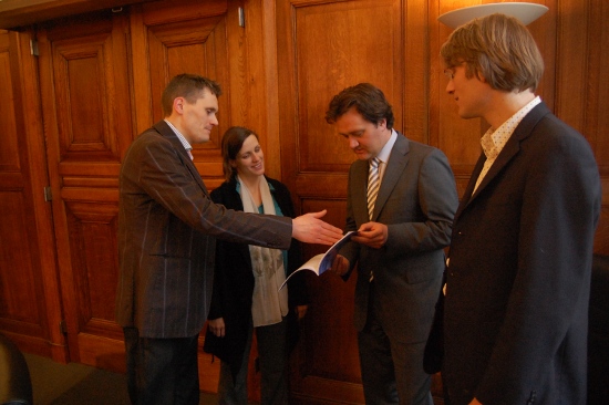Frank Heemskerk neemt het rapport in ontvangst van de onderzoekers van het CPB; foto Michiel de Jong